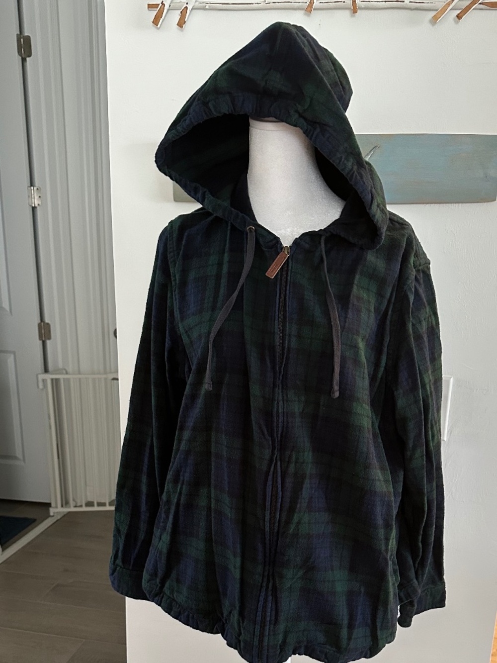 LL Beans Women's zip up hooded top. XL